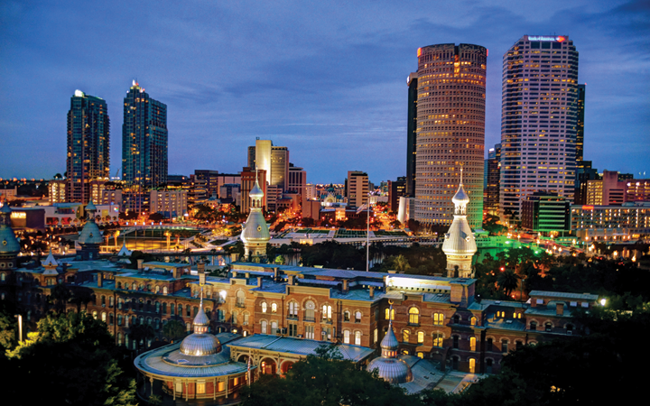 香蕉視頻_91香蕉_蜜桃傳媒a Campus and the downtown skyline at dusk